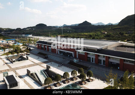 (170927) - LANZHOU, Sept. 27, 2017 (Xinhua) - Foto auf Sept. 12, 2017 zeigt Langzhong Station auf Lanzhou-Chongqing Eisenbahn, in der Nanchong Abschnitt im Südwesten der chinesischen Provinz Sichuan. Lanzhou-Chongqing Eisenbahn, einem wichtigen Eisenbahnverbindung zwischen Lanzhou Stadt in der nordwestlichen Provinz Gansu mit der südwestlichen Metropole Chongqing, wird voll auf den Verkehr an Sept. 29, 2017 offen, nach einer Pressekonferenz von Lanzhou Railway Bureau Donnerstag statt. Die Eisenbahn, deren Bau im Jahr 2008 begonnen, läuft auch durch Chinas in der Provinz Shaanxi im Nordwesten und Südwesten Chinas Sichuan Provi Stockfoto