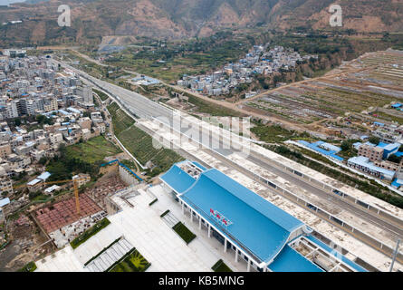 (170927) - LANZHOU, Sept. 27, 2017 (Xinhua) - Foto auf Sept. 19, 2017 zeigt einen Zug Eingabe Longnan Station auf Lanzhou-Chongqing Eisenbahn, im Nordwesten der chinesischen Provinz Gansu. Lanzhou-Chongqing Eisenbahn, einem wichtigen Eisenbahnverbindung zwischen Lanzhou Stadt in der nordwestlichen Provinz Gansu mit der südwestlichen Metropole Chongqing, wird voll auf den Verkehr an Sept. 29, 2017 offen, nach einer Pressekonferenz von Lanzhou Railway Bureau Donnerstag statt. Die Eisenbahn, deren Bau im Jahr 2008 begonnen, läuft auch durch Chinas in der Provinz Shaanxi im Nordwesten und Südwesten Chinas Provinz Sichuan. Es wird pl Stockfoto