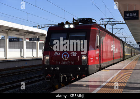 (170927) - LANZHOU, Sept. 27, 2017 (Xinhua) - Foto auf Sept. 10, 2017 zeigt einen Zug Eingabe Wusheng Station auf Lanzhou-Chongqing Eisenbahn, in der Guang'an in der Provinz Sichuan im Südwesten Chinas. Lanzhou-Chongqing Eisenbahn, einem wichtigen Eisenbahnverbindung zwischen Lanzhou Stadt in der nordwestlichen Provinz Gansu mit der südwestlichen Metropole Chongqing, wird voll auf den Verkehr an Sept. 29, 2017 offen, nach einer Pressekonferenz von Lanzhou Railway Bureau Donnerstag statt. Die Eisenbahn, deren Bau im Jahr 2008 begonnen, läuft auch durch Chinas in der Provinz Shaanxi im Nordwesten und Südwesten Chinas' Stockfoto