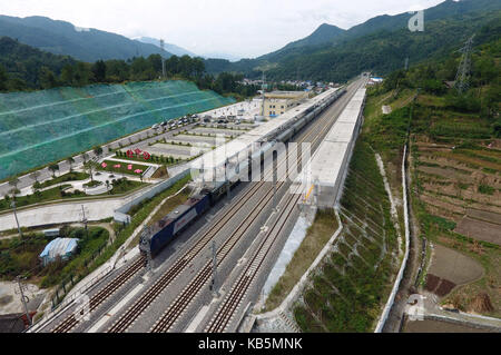 (170927) - LANZHOU, Sept. 27, 2017 (Xinhua) - Foto auf Sept. 18, 2017 zeigt einen Zug, der auf Lanzhou-Chongqing Eisenbahn, im Guangyuan Abschnitt im Südwesten der chinesischen Provinz Sichuan. Lanzhou-Chongqing Eisenbahn, einem wichtigen Eisenbahnverbindung zwischen Lanzhou Stadt in der nordwestlichen Provinz Gansu mit der südwestlichen Metropole Chongqing, wird voll auf den Verkehr an Sept. 29, 2017 offen, nach einer Pressekonferenz von Lanzhou Railway Bureau Donnerstag statt. Die Eisenbahn, deren Bau im Jahr 2008 begonnen, läuft auch durch Chinas in der Provinz Shaanxi im Nordwesten und Südwesten Chinas Sichuan Provin Stockfoto