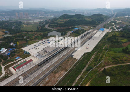 (170927) - LANZHOU, Sept. 27, 2017 (Xinhua) - Foto auf Sept. 14, 2017 zeigt einen Zug anhalten an Cangxi Station auf Lanzhou-Chongqing Eisenbahn, im Guangyuan Abschnitt im Südwesten der chinesischen Provinz Sichuan. Lanzhou-Chongqing Eisenbahn, einem wichtigen Eisenbahnverbindung zwischen Lanzhou Stadt in der nordwestlichen Provinz Gansu mit der südwestlichen Metropole Chongqing, wird voll auf den Verkehr an Sept. 29, 2017 offen, nach einer Pressekonferenz von Lanzhou Railway Bureau Donnerstag statt. Die Eisenbahn, deren Bau im Jahr 2008 begonnen, läuft auch durch Chinas in der Provinz Shaanxi im Nordwesten und Südwesten Chi Stockfoto