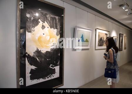 Hongkong, China. 28 Sep, 2017. Ein Besucher visits eine Vorschau Ausstellung von Christie's Hong Kong 2017 Herbstauktion in Hong Kong, South China, Sept. 28, 2017. Die Auktion wird von Nov. 24 bis 29 in Hongkong statt. Credit: Liu Yun/Xinhua/Alamy leben Nachrichten Stockfoto