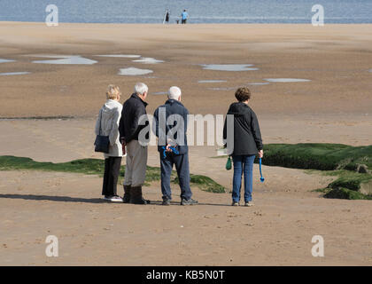 Angeln im Meer in den Fluss Mersey auf dem weitläufigen Sandstrand von New Brighton bei niedrigem Wasserstand. New Brighton ist ein idealer Angelplatz, mit seiner Lage an der Küste, wo der Fluss Mersey das Irische Meer trifft. Die Wirral, Wallasey, Merseyside, UK den Strand um Fort Perch Rock kann ein paar Stunden Angeln Zeit bieten beiden Seiten der Ebbe. Die Wirral, Wallasey, Großbritannien Stockfoto