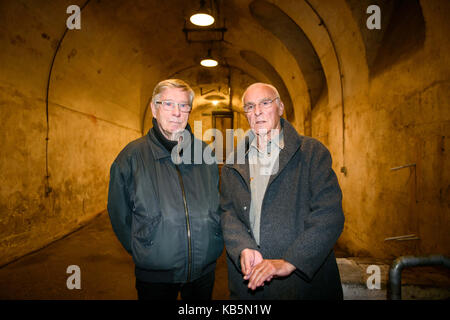 Berlin, Deutschland. 28 Sep, 2017. Die beiden Zeitzeugen Ulrich Pfeifer (l) und Hasso Herschel stehen in einem alten Keller der ehemaligen Oswald Berliner Brauerei in Berlin, Deutschland, 28. September 2017. Herschel geholfen, Planung und Bau die Fluchttunnel von West nach Ost Berlin. Pfeiffer verwendet, um den Tunnel zu fliegen. Der Verein Berliner Unterwelten ("Berliner Unterwelten") plant einen alten Fluchttunnel von DDR-Bürgern in den Westen zu fliegen zu erweitern, und machen es für Besucher zugänglich. Der Tunnel soll ab Sommer 2018 zu öffnen. Credit: Gregor Fischer/dpa/Alamy leben Nachrichten Stockfoto