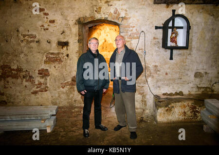 Berlin, Deutschland. 28 Sep, 2017. Die beiden Zeitzeugen Ulrich Pfeifer (l) und Hasso Herschel stehen in einem alten Keller der ehemaligen Oswald Berliner Brauerei in Berlin, Deutschland, 28. September 2017. Herschel geholfen, Planung und Bau die Fluchttunnel von West nach Ost Berlin. Pfeiffer verwendet, um den Tunnel zu fliegen. Der Verein Berliner Unterwelten ("Berliner Unterwelten") plant einen alten Fluchttunnel von DDR-Bürgern in den Westen zu fliegen zu erweitern, und machen es für Besucher zugänglich. Der Tunnel soll ab Sommer 2018 zu öffnen. Credit: Gregor Fischer/dpa/Alamy leben Nachrichten Stockfoto