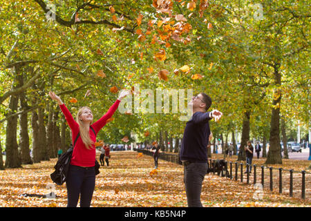 London, Großbritannien. 28 Sep, 2017. de Wetter. Leute unter einem Teppich von Blättern in St. James Park an einem sonnigen Tag Herbst Tag gehen in London Credit: Amer ghazzal/alamy leben Nachrichten Stockfoto