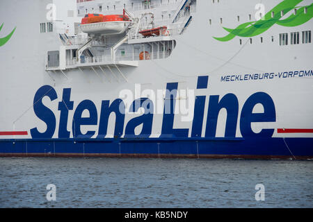 Die Fähre 'Mecklenburg Vorpommern" der Reederei Stena Line Pässe Rostock-Warnemuende, Deutschland, 25. September 2017. Die Fähre ist die größte deutsche Fähre, das Unternehmen informiert. Zusammen mit ihrem Schwesterschiff kane', die Fähre verkehrt auf der Stena Line Connection nach Trelleborg in Schweden. Foto: Stefan Sauer/dpa-Zentralbild/dpa Stockfoto