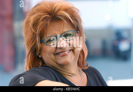 Bad Muenstereifel, Deutschland. 18. Juli 2006. Datei - Sängerin Joy Fleming Lächeln in Bad Muenstereifel, Deutschland, 18. Juli 2006. Die Sängerin Joy Fleming ist tot. Sie starb im Alter von 72 Jahren, wie ihr Sohn und ihr Manager am 28. September 2017 bestätigt. Credit: Horst Ossinger/dpa/Alamy leben Nachrichten Stockfoto