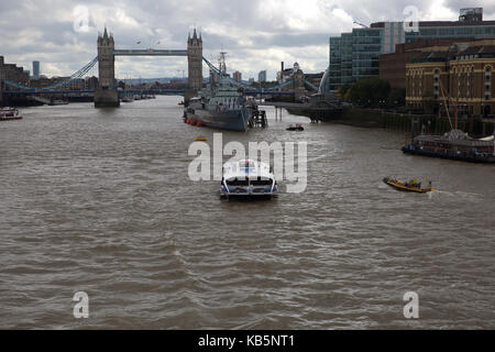 London, Großbritannien. 28 Sep, 2017. Warmer Sonnenschein, der über die Stadt London. Menschen im Freien speisen und den warmen Herbst Sonnenschein genießen Credit: Keith Larby/Alamy leben Nachrichten Stockfoto