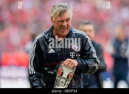 München, Deutschland. 20 Mai, 2017. Der Münchener Trainer Carlo Ancelotti reagiert, nachdem die deutsche Bundesliga Fußball Match zwischen dem FC Bayern Muenchen und der SC Freiburg in der Allianz Arena in München, Deutschland, 20. Mai 2017. - Keine LEITUNG SERVICE-Credit: Thomas Klausen/dpa-Zentralbild/ZB | Verwendung weltweit/dpa/Alamy leben Nachrichten Stockfoto