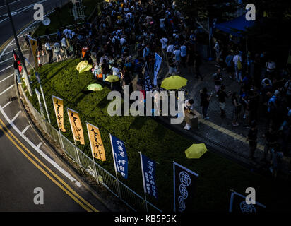 Hong Kong. 28. September, 2017. Demonstranten sammeln außerhalb des Gesetzgebenden Rates Komplex den dritten Jahrestag der Demokratie in Hongkong Proteste besetzen zu markieren. Credit: Keith Tsuji/ZUMA Draht/Alamy leben Nachrichten Stockfoto