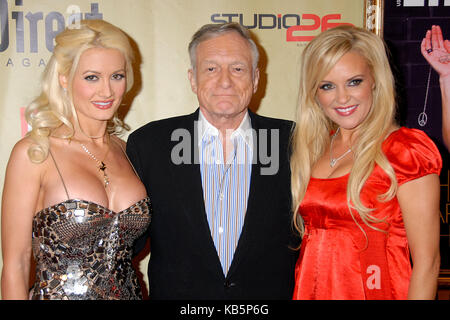 Hollywood, CA, USA. 13 Dez, 2007. 27. September 2017 - Hugh Marston Hefner aka "Hef'' war eine amerikanische Zeitschrift Verleger, Herausgeber, Geschäftsmann, und internationalen Playboy am besten als Chefredakteur und Herausgeber der Zeitschrift Playboy, die er im Jahr 1953 bekannt. Hefner war der Gründer und Chief Creative Officer von Playboy Enterprises, die Publishing Group, die die Zeitschrift tätig ist. Hefner war auch ein politischer Aktivist und Philanthrop. Datei Foto: 13. Dezember 2007 - Hollywood, Kalifornien - Holly Madison, Hugh Hefner und Bridget Marquardt. '' Denken zu geben'' 2007 Holiday Party im Stockfoto