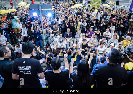 Hong Kong. 28. September, 2017. Demonstranten sammeln außerhalb des Gesetzgebenden Rates Komplex den dritten Jahrestag der Demokratie in Hongkong Proteste besetzen zu markieren. Credit: Keith Tsuji/ZUMA Draht/Alamy leben Nachrichten Stockfoto