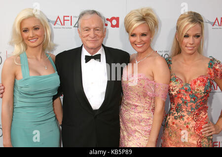 Hollywood, CA, USA. 7. Juni 2007. 27. September 2017 - Hugh Marston Hefner aka "Hef'' war eine amerikanische Zeitschrift Verleger, Herausgeber, Geschäftsmann, und internationalen Playboy am besten als Chefredakteur und Herausgeber der Zeitschrift Playboy, die er im Jahr 1953 bekannt. Hefner war der Gründer und Chief Creative Officer von Playboy Enterprises, die Publishing Group, die die Zeitschrift tätig ist. Hefner war auch ein politischer Aktivist und Philanthrop. Foto: 7. Juni 2007 - Hollywood, Kalifornien - Holly Madison, Hugh Hefner, Bridget Marquardt und Kendra Wilkinson. 35. jährlichen AFI Life Achievement Aw Stockfoto