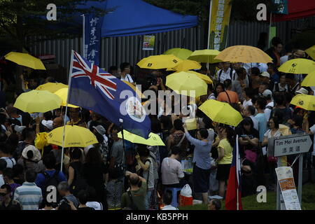 Hongkong, China. 28 Sep, 2017. Ehemalige Hong-kong Colonial Flag wird unter der gelben Sonnenschirmen während der Demonstration angezeigt 3. Jahrestag der Besetzung ZENTRALE - REGENSCHIRM REVOLUTION in Hongkong heute. 2017, 9-28.Hong Kong. ZUMA/Liau Chung Ren Credit: Liau Chung Ren/ZUMA Draht/Alamy Leben Nachrichten zu gedenken. Stockfoto
