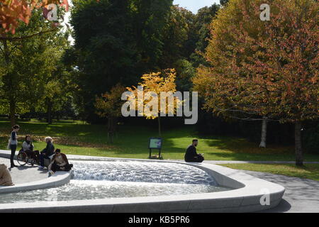 London, Großbritannien. 28 Sep, 2017. UK Wetter. Die Menschen genießen im Herbst Sonne neben dem Diana Gedenkbrunnen in Kensington Gardens Credit: Patricia Phillips/Alamy leben Nachrichten Stockfoto