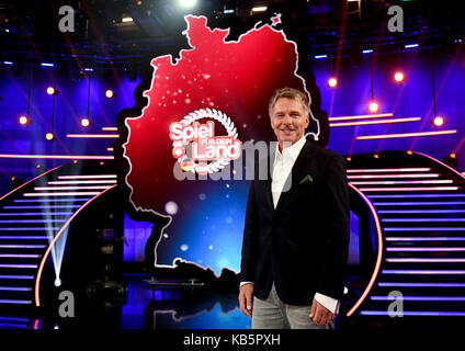 Berlin, Deutschland. September 2017. EXKLUSIV - der Moderator Jörg Pilawa ist während der Proben für die Show·'Spiel für dein Land·' in einem Fernsehstudio zu sehen. 'Spielen Sie für Ihr Land') in Berlin, Deutschland, 28. September 2017. Die Show wird Deutschland, die Schweiz und Österreich gegeneinander pitchen und am 30. September 2017 in der ARD uraufgeführt. Quelle: Britta Pedersen/dpa-Zentralbild/ZB/dpa/Alamy Live News Stockfoto