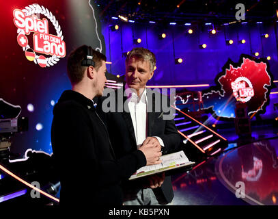 Berlin, Deutschland. September 2017. EXKLUSIV - der Moderator Jörg Pilawa ist während der Proben für die Show·'Spiel für dein Land·' in einem Fernsehstudio zu sehen. 'Spielen Sie für Ihr Land') in Berlin, Deutschland, 28. September 2017. Die Show wird Deutschland, die Schweiz und Österreich gegeneinander pitchen und am 30. September 2017 in der ARD uraufgeführt. Quelle: Britta Pedersen/dpa-Zentralbild/ZB/dpa/Alamy Live News Stockfoto