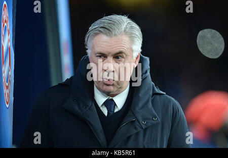 London, Großbritannien. 7 Mär, 2017. Archiv - Head Coach Carlo Ancelotti der Deutschen Bundesliga FC Bayern München kann vor dem Champions League Achtelfinale Match zwischen dem FC Arsenal und dem FC Bayern München im Emirates Stadium in London, England, 7. März 2017 zu sehen. FC Bayern München hat Trainer Carlo Ancelotti nach dem 0-3 Verlust gegen Paris St. Germain am Donnerstag, den 28. September 2017. Credit: Andreas Gebert/dpa/Alamy leben Nachrichten Stockfoto