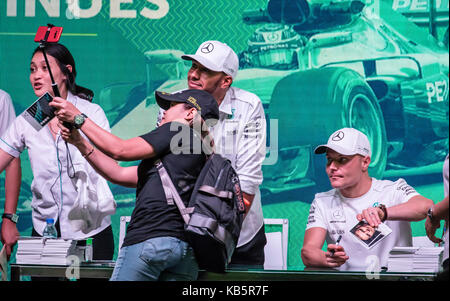 Kuala Lumpur, Malaysia. 27 Sep, 2017. F1 Mercedes Fahrer Lewis Hamilton und Valtteri Bottas an Treffen und Fans session Grüße in Kuala Lumpur, Malaysia. Hamilton und Bottas selfie mit einem Ventilator. Credit: Danny Chan/Alamy leben Nachrichten Stockfoto