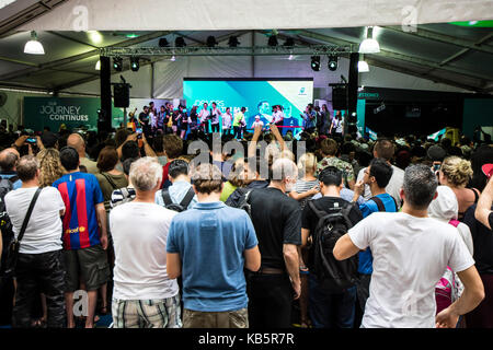 Kuala Lumpur, Malaysia. 27 Sep, 2017. F1 Mercedes Fahrer Lewis Hamilton und Valtteri Bottas an Treffen und Fans session Grüße in Kuala Lumpur, Malaysia. F1 Fans Am Treffen und der Sitzung begrüßen. Credit: Danny Chan/Alamy leben Nachrichten Stockfoto