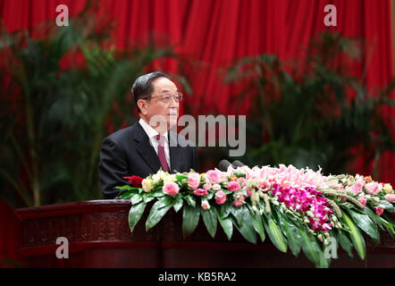 (170928)-BEIJING, Sept. 28, 2017 (Xinhua) - YU Zhengsheng, Vorsitzender des Nationalen Ausschusses der Chinese People's Political Consultative Conference (Cppcc), Adressen einen Empfang anlässlich des 68. Jahrestages der Gründung der Volksrepublik China, in Beijing, die Hauptstadt Chinas, Sept. 28, 2017. Die Rezeption war von der Allgemeinen Amt der PKKCV nationalen Ausschusses, der Vereinigten Front-Abteilung der Kommunistischen Partei von China Central Committee, der Overseas Chinese Affairs Büro des Staatsrates, die Hong Kong und Macau Angelegenheiten Amt der Staatsrat eine organisierte Stockfoto