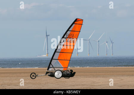 Hoylake, dem Wirral, Großbritannien. 28 Sep, 2017. Die Europäische Segelwagen Meisterschaften unter den Bedingungen der niedrigen Winde an der Küste. Klasse 2 und Klasse 3 Yachten konkurrieren in den internationalen Veranstaltungen. Wettbewerber in einer Reihe von Rennen in unterschiedlichen Wind und Strand Bedingungen bei der Vergabe der Auszeichnung der europäischen Meister ihren Höhepunkt in jeder der 3 segelwagen Klassen konkurrierten. Kredit; Quelle: MediaWorldImages/Alamy leben Nachrichten Stockfoto