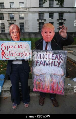 London, Großbritannien. 28 Sep, 2017. die Demonstranten von Stop den Krieg und CND außerhalb der Downing Street fordern die britische Regierung die atomaren Abgrundes&Call für die Verhandlungen zu Ende - Nordkorea Krise zu stoppen. Credit: Claire Doherty/Alamy leben Nachrichten Stockfoto