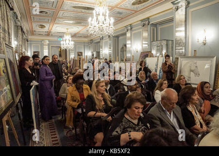 London, Großbritannien. 28. September, 2017. Konooz Fine Art Auction & Ausstellung im Lanesborough Hotel. Die wgsf, Wachstum und Erfolg der Frauen Stiftung, hielt seine vierte Kunst Auktion und Ausstellung im Lanesborough Hotel, Hyde Park Corner, London, unter der Kuratorenschaft von Gründer Zainab Al Farhan Al Imam mit Hilfe von Bonhams, der Inter. Craft Gallery von Sharjah und V.A.E. und Konooz Fine Art Auction. Ihsan Al-Khateeb von Inter. Craft Gallery eingeführt und beschrieben viele der Stücke. © Peter Hogan/Alamy leben Nachrichten Stockfoto
