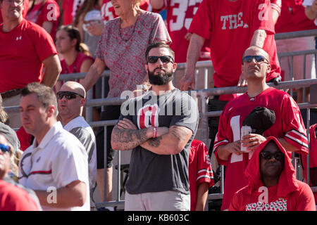 Ohio Stadium, Columbus, OH, USA. 23 Sep, 2017. Ohio State Fans in einem NCAA Football Spiel zwischen der Ohio State Buckeyes und die UNLV Rebellen am Ohio Stadium, Columbus, OH. Adam Lacy/CSM/Alamy leben Nachrichten Stockfoto