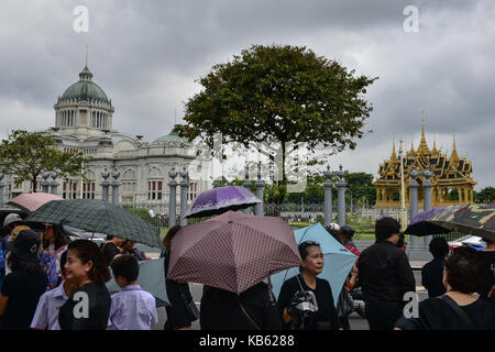 Bangkok, Thailand. 29 Sep, 2017. Besucher warten Das Ananta Samakhom Throne Hall in Bangkok, Thailand, Sept. 29, 2017. Bangkoks Grand Palace und der angrenzenden Wat Phra Kaew (Tempel des Smaragd-Buddha), wird vom 1. Oktober bis zum 29. Durch die Vorbereitungen für die königliche Beerdigung von König Bhumibol Adulyadej im späten Oktober geplant geschlossen werden. Das Ananta Samakhom Throne Hall, eine ehemalige königliche Empfangshalle und heute ein Museum ist, wird auch in der Nähe zur Renovierung ab Okt. 1, mit Re-open Termine noch anhängig. Credit: Li Mangmang/Xinhua/Alamy leben Nachrichten Stockfoto