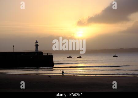 St Ives, Cornwall, UK. 29 Sep, 2017. de Wetter. Nach einer Nacht der Regen Es war ein glänzender Start in den Tag in Cornwall. Die Sonne hinter dem smeaton Leuchtturm auf der anderen Seite der Bucht steigt. Credit: Paul melling/alamy leben Nachrichten Stockfoto