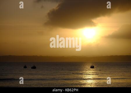 St Ives, Cornwall, UK. 29 Sep, 2017. de Wetter. Nach einer Nacht der Regen Es war ein glänzender Start in den Tag in Cornwall. Die Sonne hinter dem smeaton Leuchtturm auf der anderen Seite der Bucht steigt. Credit: Paul melling/alamy leben Nachrichten Stockfoto