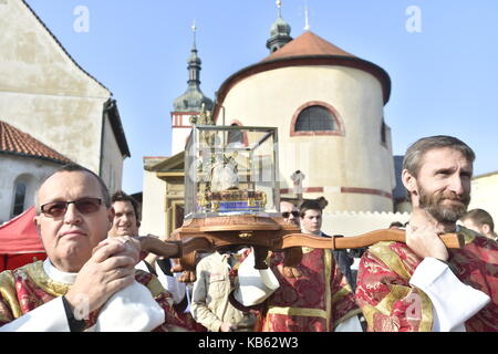 Bischof František Václav Lobkowicz (nicht abgebildet) serviert eine Messe in der St. Wenzel Wallfahrt auf dem Standort der mittelalterlichen böhmischen Herzog Wenzel auf der einen tschechischen Nationalfeiertag ermordet wurde, in Stara Boleslav, tschechische Republik, am 28. September 2017. Auf dem Foto ist der Schädel bleiben von Wenzel I., Herzog von Böhmen - Hl. Wenzel gesehen. (CTK Photo/Vit Simanek) Stockfoto