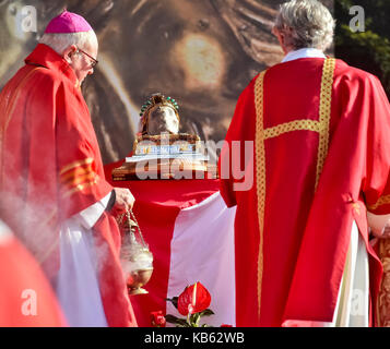 Bischof František Václav Lobkowicz (links) mit einem Gottesdienst in der St. Wenzel Wallfahrt auf dem Standort der mittelalterlichen böhmischen Herzog Wenzel auf der einen tschechischen Nationalfeiertag ermordet wurde, in Stara Boleslav, tschechische Republik, am 28. September 2017. In der Mitte des Fotos ist der Schädel bleiben von Wenzel I., Herzog von Böhmen - Hl. Wenzel gesehen. (CTK Photo/Vit Simanek) Stockfoto