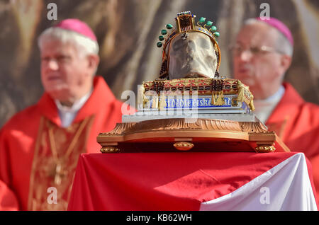 Bischof František Václav Lobkowicz (nicht abgebildet) serviert eine Messe in der St. Wenzel Wallfahrt auf dem Standort der mittelalterlichen böhmischen Herzog Wenzel auf der einen tschechischen Nationalfeiertag ermordet wurde, in Stara Boleslav, tschechische Republik, am 28. September 2017. Auf dem Foto ist der Schädel bleiben von Wenzel I., Herzog von Böhmen - Hl. Wenzel gesehen. (CTK Photo/Vit Simanek) Stockfoto