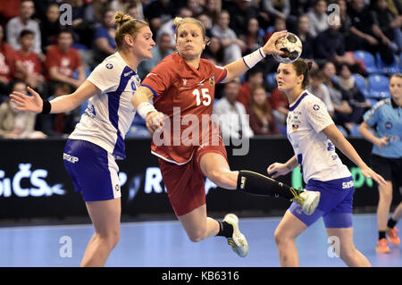 Zlin, Tschechische Republik. 27 Sep, 2017. L-R ARNA SIF PALSDOTTIR (Island), MICHAELA HRBKOVA (Tschechische) und ESTER OSKARSDOTTIR (Island), die in Aktion während der Handball Europameisterschaft 2018 Qualifikationsspiel Tschechien vs Island in Zlin, Tschechische Republik, am 27. September 2017. Credit: Dalibor Gluck/CTK Photo/Alamy leben Nachrichten Stockfoto