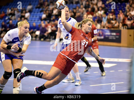 Zlin, Tschechische Republik. 27 Sep, 2017. L-R HILDIGUNNUR EINARSDOTTIR (Island) und ALENA SETELIKOVA (Tschechisch) in Aktion während der Handball Europameisterschaft 2018 Qualifikationsspiel Tschechien vs Island in Zlin, Tschechische Republik, am 27. September 2017. Credit: Dalibor Gluck/CTK Photo/Alamy leben Nachrichten Stockfoto