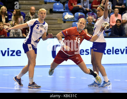 Zlin, Tschechische Republik. 27 Sep, 2017. L-R STEINUNN HANSDOTTIR (Island), MICHAELA HRBKOVA (Tschechische) und LOVISA Thompson (Island), die in Aktion während der Handball Europameisterschaft 2018 Qualifikationsspiel Tschechien vs Island in Zlin, Tschechische Republik, am 27. September 2017. Credit: Dalibor Gluck/CTK Photo/Alamy leben Nachrichten Stockfoto