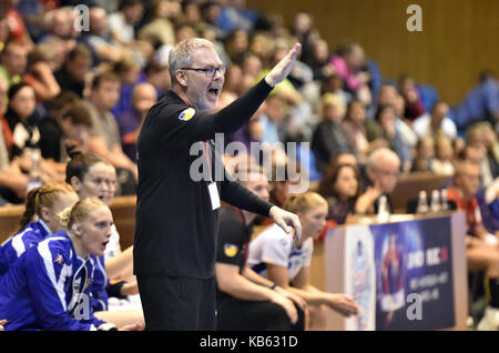 Zlin, Tschechische Republik. 27 Sep, 2017. Head Coach von Island ALEX STEFANSSON Gesten während der Handball Europameisterschaft 2018 Qualifikationsspiel Tschechien vs Island in Zlin, Tschechische Republik, am 27. September 2017. Credit: Dalibor Gluck/CTK Photo/Alamy leben Nachrichten Stockfoto