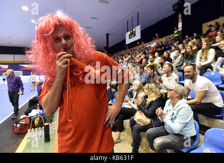 Zlin, Tschechische Republik. 27 Sep, 2017. Tschechische Fan besucht die Handball Europameisterschaft 2018 Qualifikationsspiel Tschechien vs Island in Zlin, Tschechische Republik, am 27. September 2017. Credit: Dalibor Gluck/CTK Photo/Alamy leben Nachrichten Stockfoto