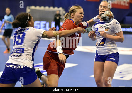 Zlin, Tschechische Republik. 27 Sep, 2017. L-R LOVISA Thompson (Island), MICHAELA HRBKOVA (Tschechisch) und HELENA RUT ORVARSDOTTIR (Island), die in Aktion während der Handball Europameisterschaft 2018 Qualifikationsspiel Tschechien vs Island in Zlin, Tschechische Republik, am 27. September 2017. Credit: Dalibor Gluck/CTK Photo/Alamy leben Nachrichten Stockfoto