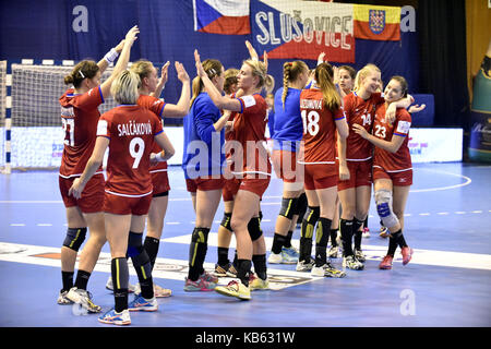 Zlin, Tschechische Republik. 27 Sep, 2017. Tschechische nationale Spieler feiern nach dem Handball Europameisterschaft 2018 Qualifikationsspiel Tschechien vs Island in Zlin, Tschechische Republik, am 27. September 2017 zu gewinnen. Credit: Dalibor Gluck/CTK Photo/Alamy leben Nachrichten Stockfoto