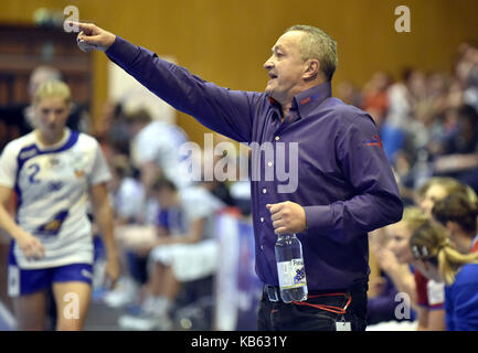 Zlin, Tschechische Republik. 27 Sep, 2017. Cheftrainer der Tschechischen Nationalmannschaft JAN BASNY Gesten während der Handball Europameisterschaft 2018 Qualifikationsspiel Tschechien vs Island in Zlin, Tschechische Republik, am 27. September 2017. Credit: Dalibor Gluck/CTK Photo/Alamy leben Nachrichten Stockfoto