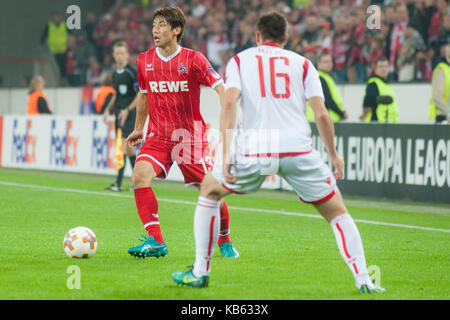 Keine VERKÄUFE IN JAPAN! Yuya OSAKO, links, 1.FC Köln, versus Nemanja MILIC, Crvena Zvezda, Aktion, Duellen, Fußball Europa League, Gruppenphase, 2. Spieltag, 1.FC Köln (K) - Roter Stern Belgrad (BELG) 0:1, am 28.09.2017 in Köln/Deutschland. | Verwendung weltweit Stockfoto