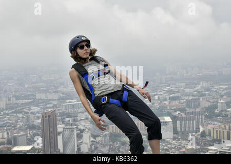 Kuala Lumpur, Malaysia. 29 Sep, 2017. Base Jumper Sprünge von der 300 Meter hohen offenen Deck am Kuala Lumpur Tower während der Kuala Lumpur Tower Springen 2017 am Freitag, den 29. September in Kuala Lumpur, Malaysia. 120 professionellen Basejumper aus 24 Ländern. Die Veranstaltung wird vom 30. September bis 2. Oktober. Credit: ZUMA Press, Inc./Alamy leben Nachrichten Stockfoto