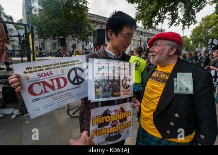 London, Großbritannien. 28. September 2017. 28 Sep, 2017. Ein Mitkämpfer hält ein 'Nein zum Trump Nein zum Krieg' Plakat an der Haltestelle die Kriegskoalition und Kampagne für Nukleare Abrüstung Rallye in Downing St. eine deputation einen Brief an Theresa May geliefert, in der die britische Regierung eine friedliche Beendigung des Krieges von Beleidigungen und Provokationen zwischen den USA und Nordkorea zu unterstützen und eine Eskalation zu einem nuklearen Krieg, jeder auf dem Planeten bedrohen würde zu verhindern. Peter Marshall ImagesLive Credit: Peter Marschall/ImagesLive/ZUMA Draht/Alamy leben Nachrichten Stockfoto