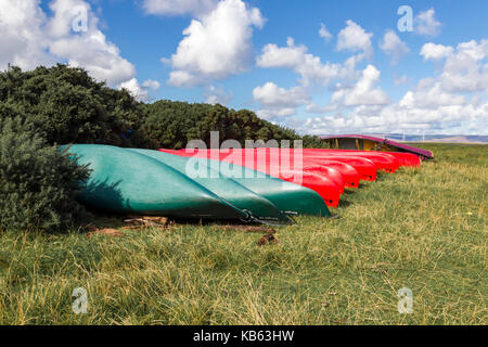 Umgedrehten Kanus in der Nähe der Burg, Lochranza, lochranza Isle of Arran, North Ayrshire, Schottland Stockfoto