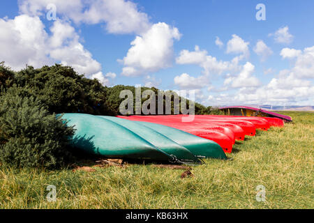 Umgedrehten Kanus in der Nähe der Burg, Lochranza, lochranza Isle of Arran, North Ayrshire, Schottland Stockfoto