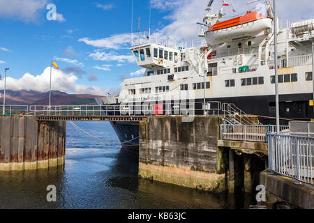 Fähre Eileanan Chaledonia günstig in Brodrick Hafen auf der Isle of Arran, Schottland. Stockfoto